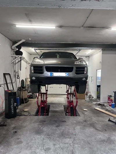Devanture de Garage De La Rotonde