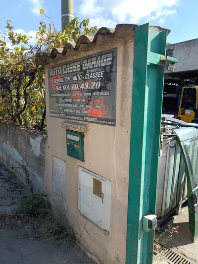 Devanture de AUTO CASSE GARAGE (ANCIENNEMENTGARAGE DES OLIVIERS DANIEL QUARANTA)