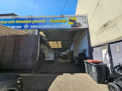 Devanture de Castrum Garage