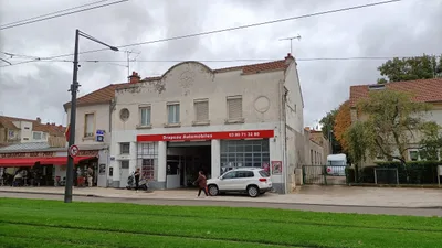 Devanture de Drapeau Automobiles