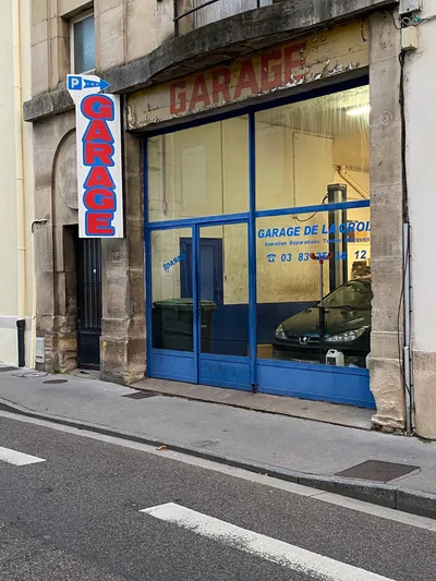 Devanture de Garage de la Croix