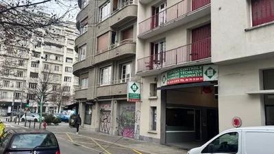 Devanture de DEKRA contrôle technique Grenoble