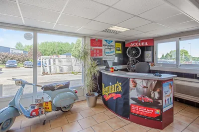 Devanture de Garage saint jacques / Viger Automobiles