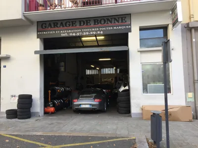 Devanture de Garage de Bonne