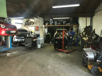 Devanture de Garage Clément-Vico Francisco