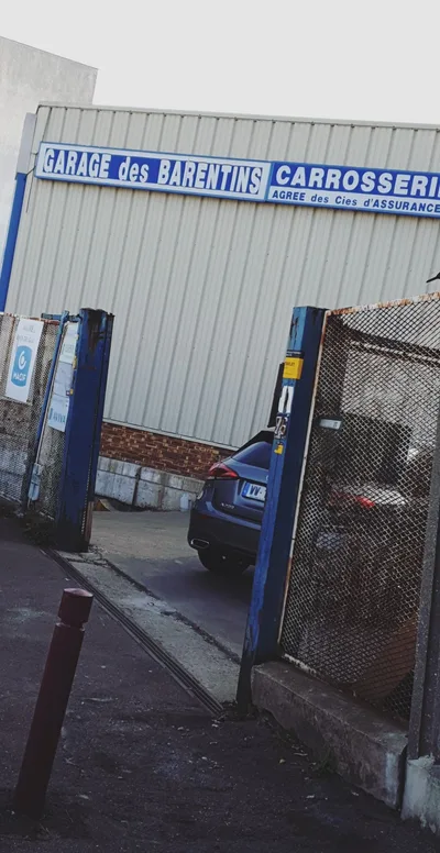 Devanture de Garage des Barentins