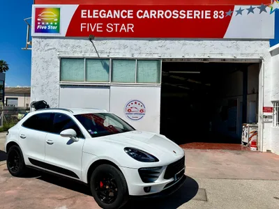 Devanture de élégance carrosserie 83
