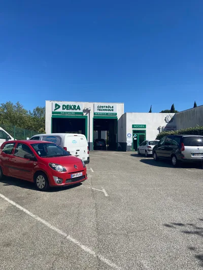 Devanture de DEKRA contrôle technique Avignon