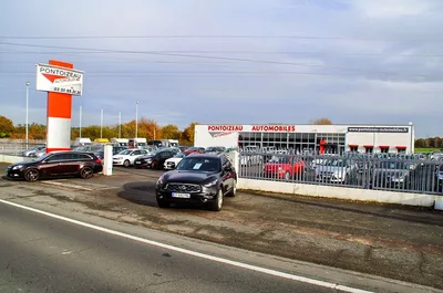 Devanture de Pontoizeau Automobiles