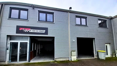 Devanture de Garage à 100 Bornes