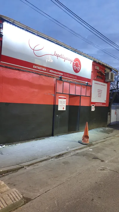 Devanture du Petit Garage