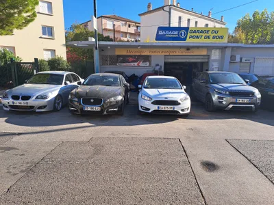 Devanture de garage du pont de bois