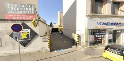 Devanture de NORISKO contrôle technique Lyon 07