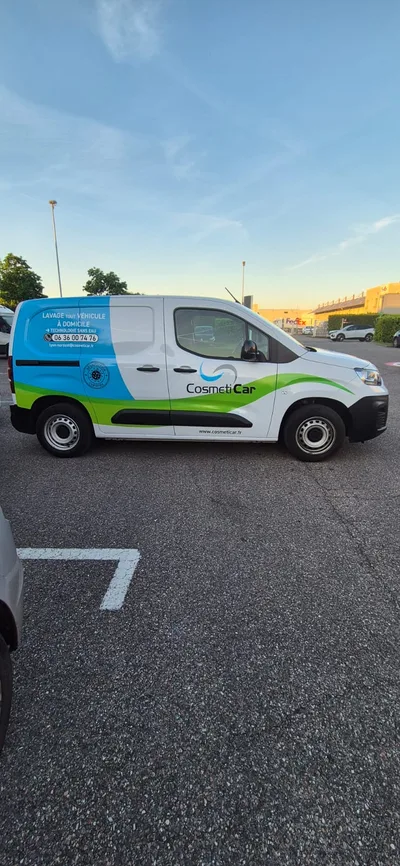 Devanture de Cosméticar Lyon Nord-Est