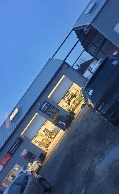 Devanture de La Perreuse Auto