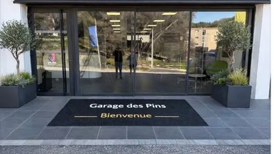 Devanture de Garage des Pins