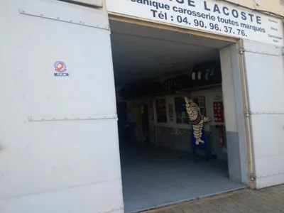 Devanture de Garage Lacoste