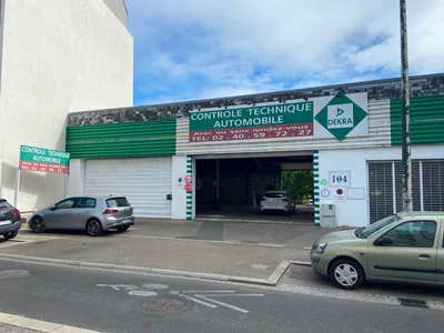 Devanture de DEKRA contrôle technique Nantes