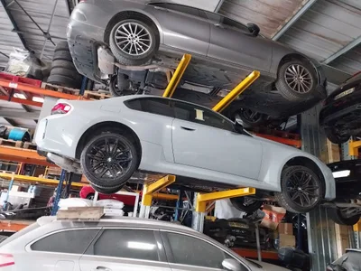 Devanture du Garage des Pins