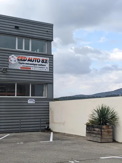 Devanture de Ced Auto 83