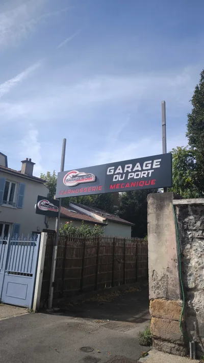 Devanture de Garage du Port