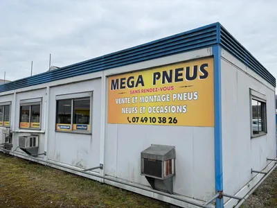 Devanture de MEGA PNEUS