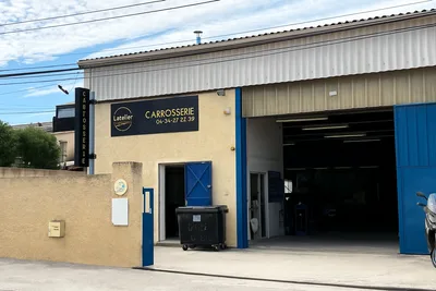 Devanture de L’Atelier du Carrossier