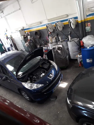 Devanture de Garage Auto Reparis