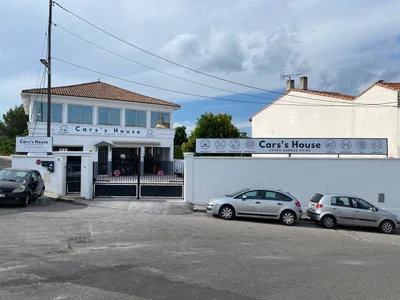 Devanture de Garage Cars's House