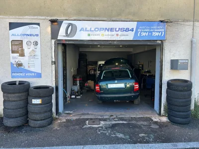 Devanture de Allo Pneus 84