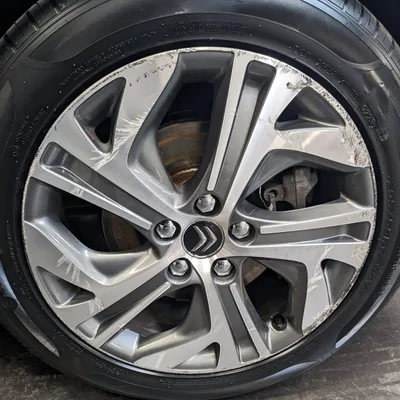 Devanture de Sénéchal Auto et Art Deboss