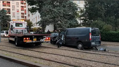 Devanture de Dépannage Auto Lyon - Autos Motos pneus à domicile 24h/24