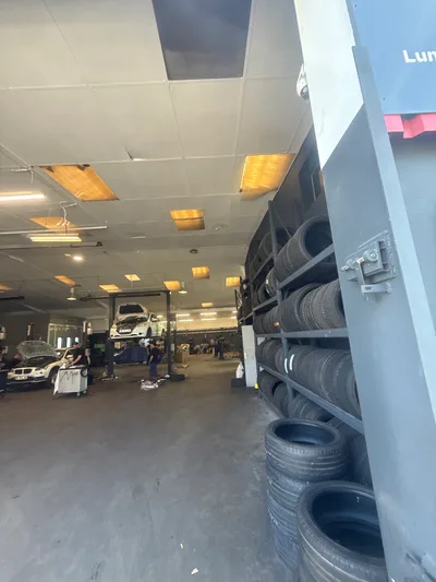 Devanture de CENTRE AUTO DBF